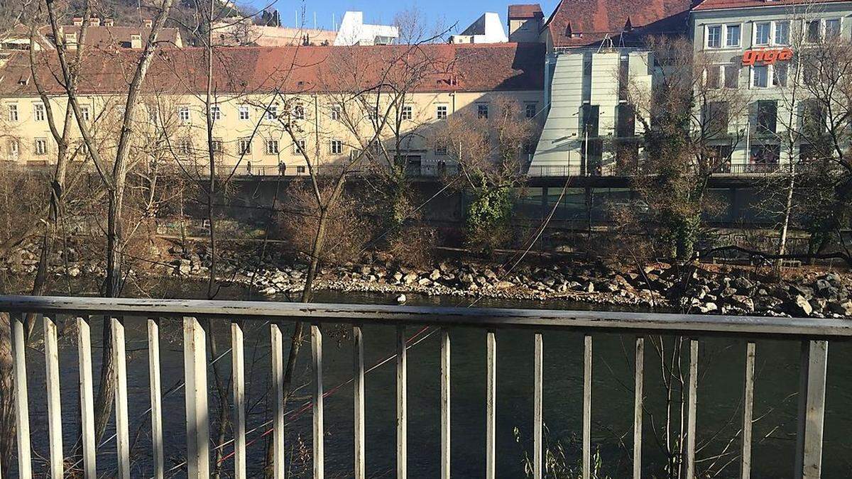 Eine 36-Jährige krachte am Flying Fox in Graz gegen die Kaimauer