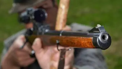 Der 61-jährige Südsteirer wurde vom Projektil im Gesicht getroffen und schwer verletzt (Sujetbild)