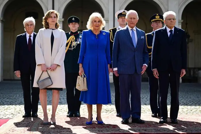 Die Tochter des Präsidenten, Laura Matterella, Königin Camilla, König Charles und Italiens Präsident Sergio Mattarella (v.l.n.r.)