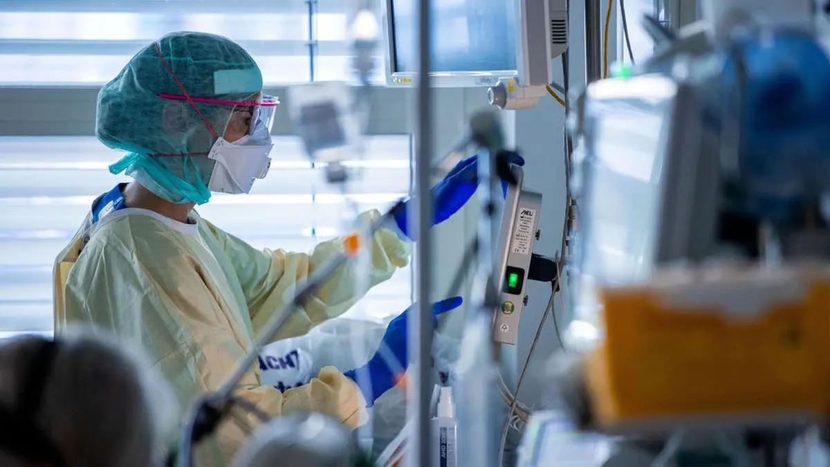 ABD0055_20201123 - GREIFSWALD - DEUTSCHLAND: dpatopbilder - 23.11.2020, Mecklenburg-Vorpommern, Greifswald: Schwester Franziska Strauß dokumentiert im besonders geschützten Teil der Intensivstation des Universitätsklinikums Greifswald neben dem Bett eines Covid-19-Patienten die Behandlungsschritte. Am Universitätsklinikum werden seit Beginn der Pandemie Covid-19-Patienten behandelt. Foto: Jens Büttner/dpa-Zentralbild/dpa +++ dpa-Bildfunk +++. - FOTO: APA/dpa-Zentralbild/Jens Büttner