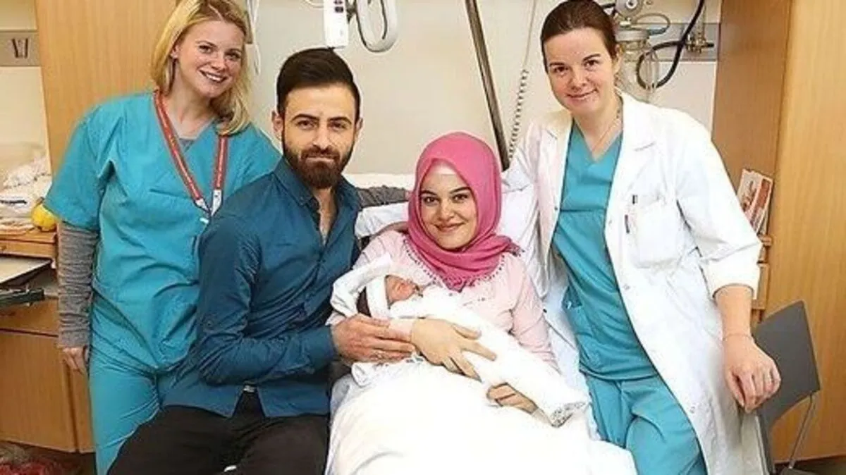 Die junge Familie im Krankenhaus 
