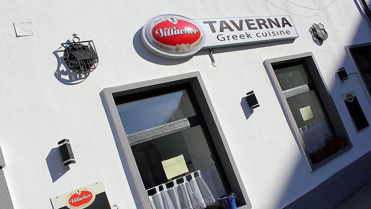 In den Fenstern der „Taverna“ hängt ein „Geschlossen“-Schild