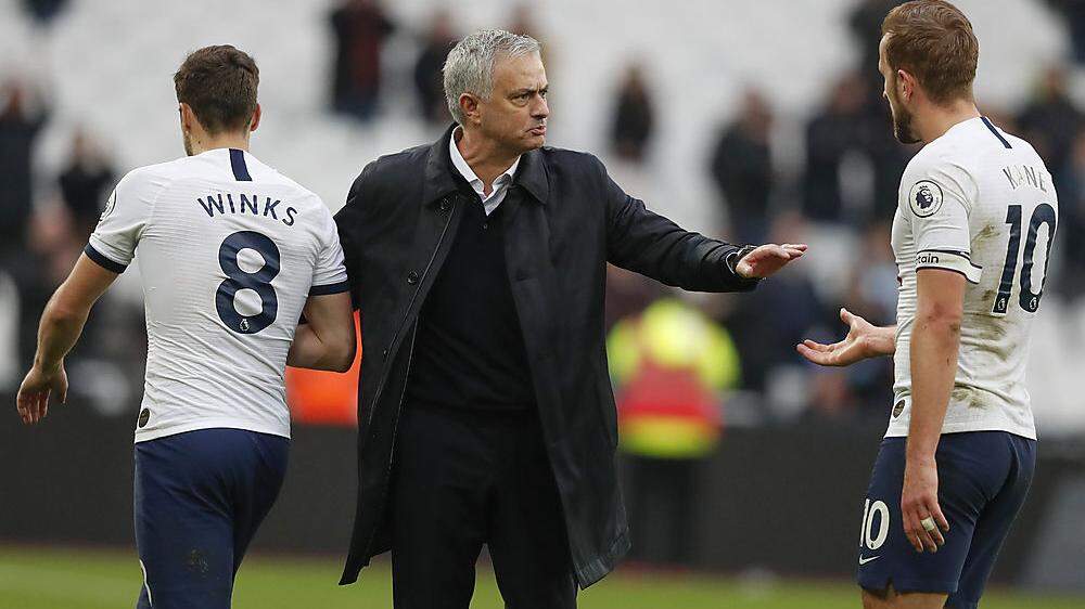 Neo-Trainer Mourinho freut sich mit Torschütze Harry Kane (rechts) über einen gelungenen Einstand