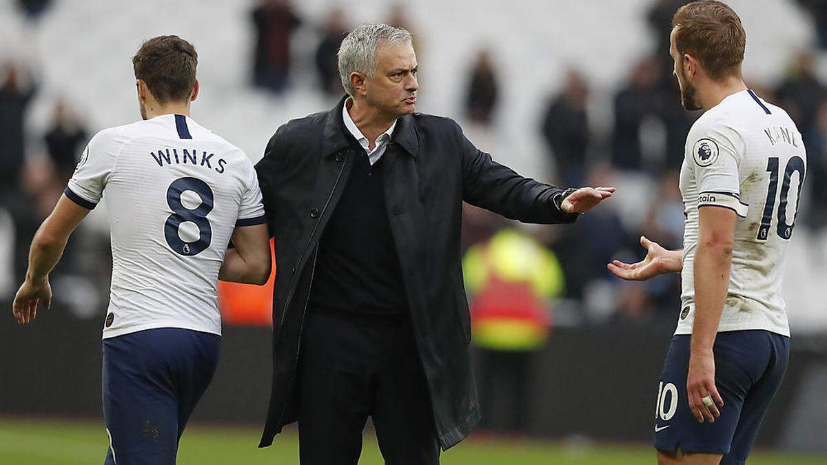 Neo-Trainer Mourinho freut sich mit Torschütze Harry Kane (rechts) über einen gelungenen Einstand