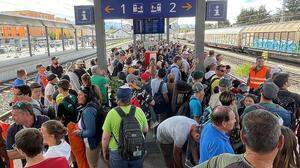 Überfüllte Bahnsteige gab es auch am Freitag in Zeltweg, am Samstag aber dauerte das Chaos stundenlang