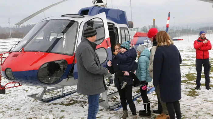In den Dienst einer guten Sache stellte sich gestern die Imkerei Raunig aus Himmelberg. Sie machte es als Sponsor möglich, dass das Unternehmen TMH Helicopter von Olympiasieger Thomas Morgenstern und Fußballstar Martin Hinteregger sowie die ÖAMTC-Flugrettung mit ihren Helis einen Zwischenstopp in St. Veit einlegten.