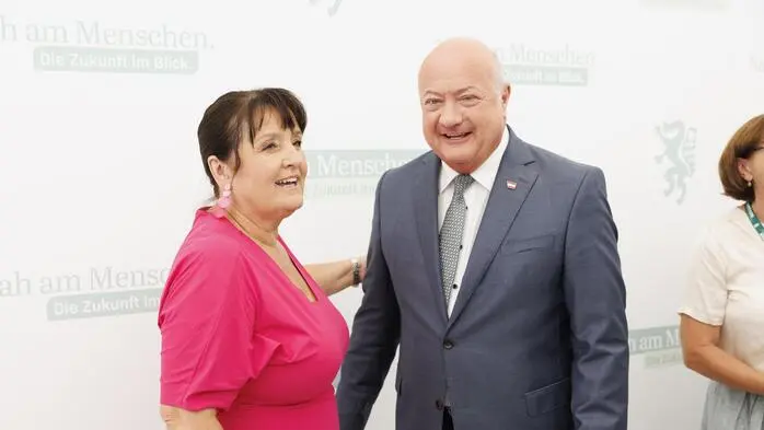 Die steirische Landeshauptmann-Stellvertreterin Manuela Khom und Bundeskanzler Christian Stocker (Archiv)
