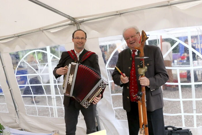 ... stand der Frühschoppen mit dem Duo „Die 2 Lustigen“ (Foto) auf dem Programm.