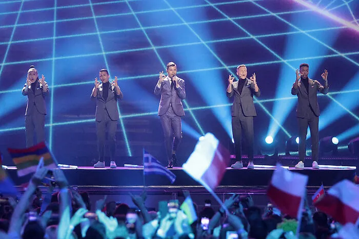 "I Can’t Go On" ist eine ziemlich coole Nummer mit einer ebensolchen Choreo.