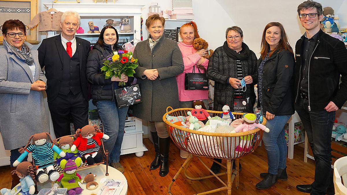  Heidi Penker (Kulturinitiative), Andreas Müller (Dolomitenbank), Sandra Vogl, Astrid Legner (Vizepräsidentin Wirtschaftskammer Kärnten), Christine Müller, Astrid Lax, Simone Gangl (Frau in der Wirtschaft Spittal) und Rudolf Oberlojer (Referent der Wirtschaftskammer Spittal)