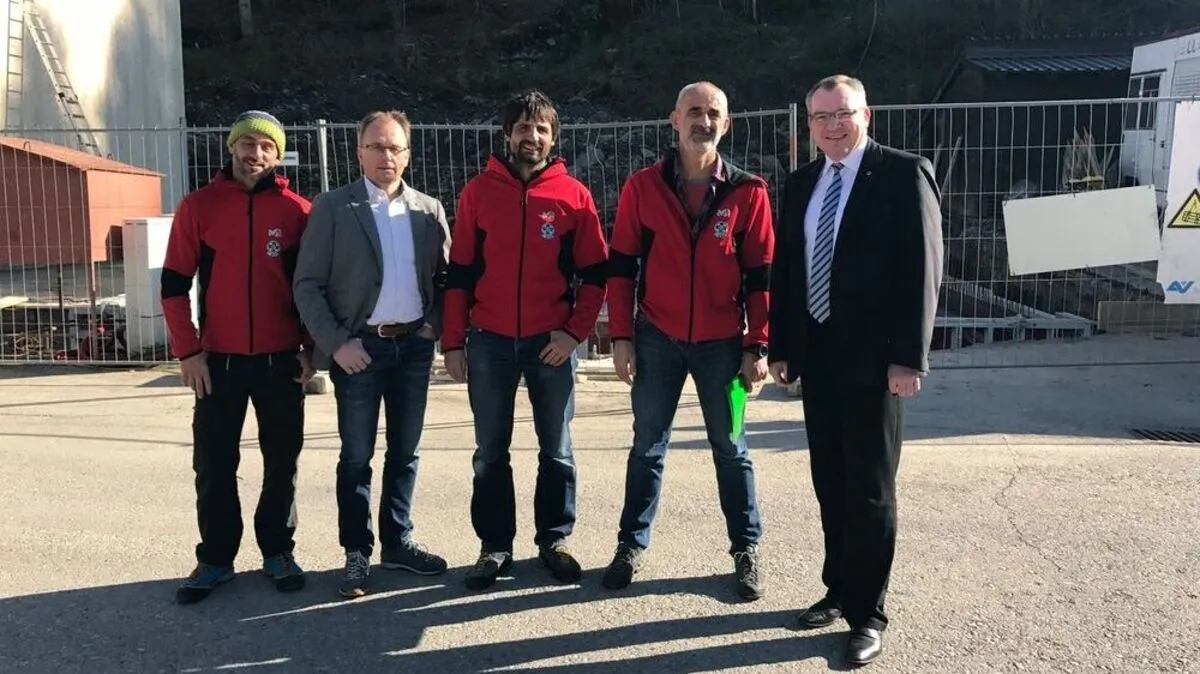 Landesrat Johannes Tratter und Landtagsabgeordneter Martin Mayerl besichtigten mit den Lienzer Bergrettern mit Obmann Thomas Zimmermann die Baustelle in der Pfister