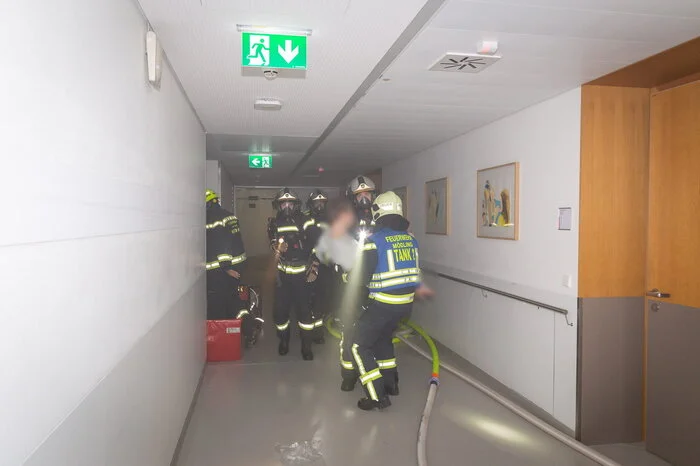 Die Flammen waren in einem Zimmer im dritten Stock ausgebrochen. Für drei Männer in dem Raum sei jede Hilfe zu spät gekommen, sagte Matthias Hofer, Sprecher der NÖ Landesgesundheitsagentur (LGA).