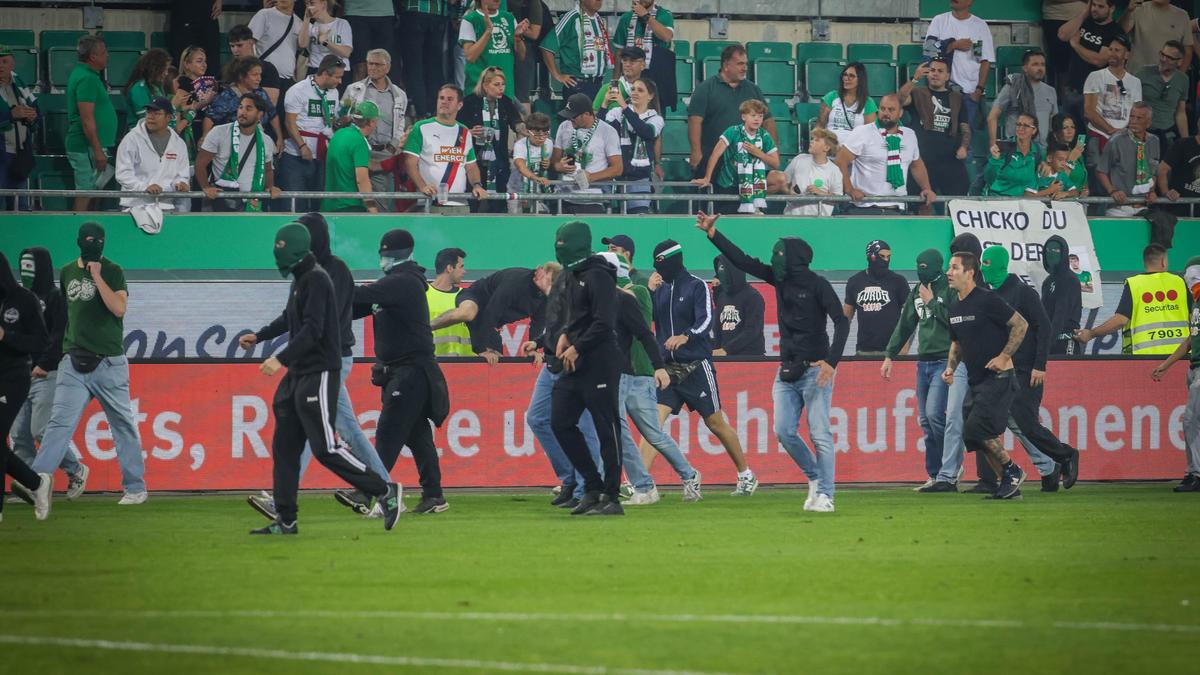 Die Fans stürmten den Platz