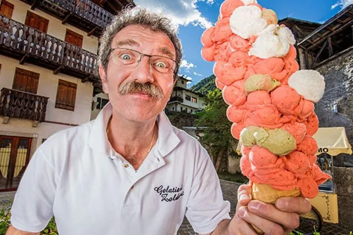 125 Kugeln Eis - in nur einer herkömmlichen Tüte? Das schaffte 2017 der Italiener Dimitri Panciera und eroberte sich damit den Weltrekord im "Eiskugeln balancieren". Ob er das Eis später auch aufgegessen hat, ist nicht bekannt.