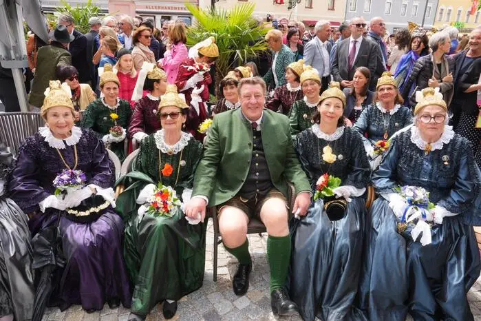 Auch die Goldhaubenfrauen Gmünd waren bei der Eröffnung des Kunsthauses dabei