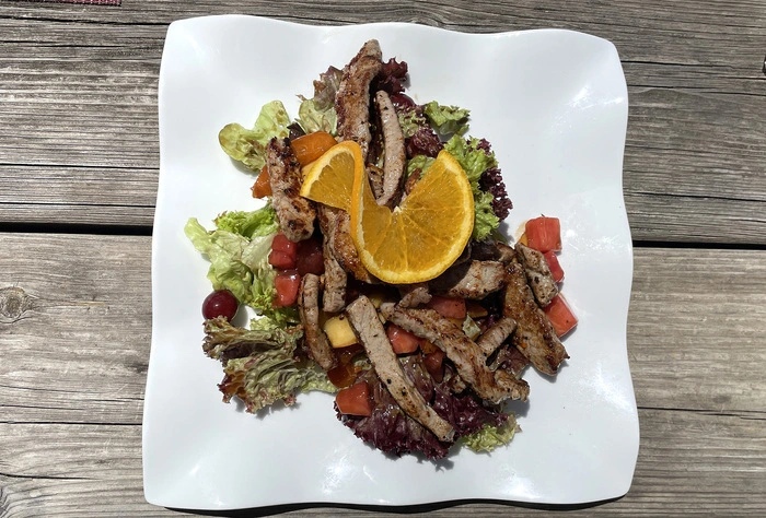 Sommerlicher Salat mit Beiriedstreifen.