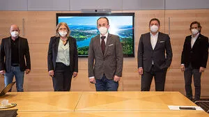 V.l.: Peter Jost (Magistratsdirektor Klagenfurt). Luise Mathiaschitz (Bürgermeisterin Klagenfurt), Adnan Alijagić (neuer Zentralraummanager),  Günther Albel (Bürgermeister Villach), Christoph Herzeg   (Magistratsdirektor Villach)