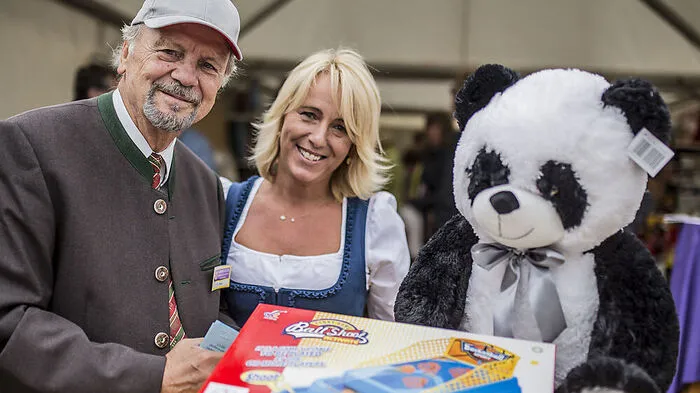 Gründungsmitglied Helmut Pirker und Sieglinde Bredschneider verkaufen Lose