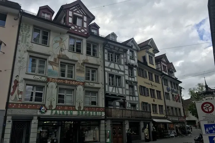 Ein Stadtbummel ist auf jeden Fall ein Muss in St. Gallen: Die bunten Malereien an den Fassaden und die Fachwerkhäuser in der Innenstadt beeindrucken.
