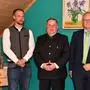 Bezirkshauptmann Florian Waldner mit dem neuen Bürgermeister Klaus Kollau (Mitte) und Benedikt Berner (links)