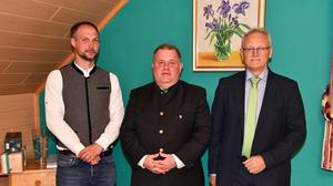 Bezirkshauptmann Florian Waldner mit dem neuen Bürgermeister Klaus Kollau (Mitte) und Benedikt Berner (links)