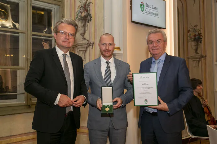 Michael März wurde die Lebensrettungsmedaille am weiß-grünen Band verliehen