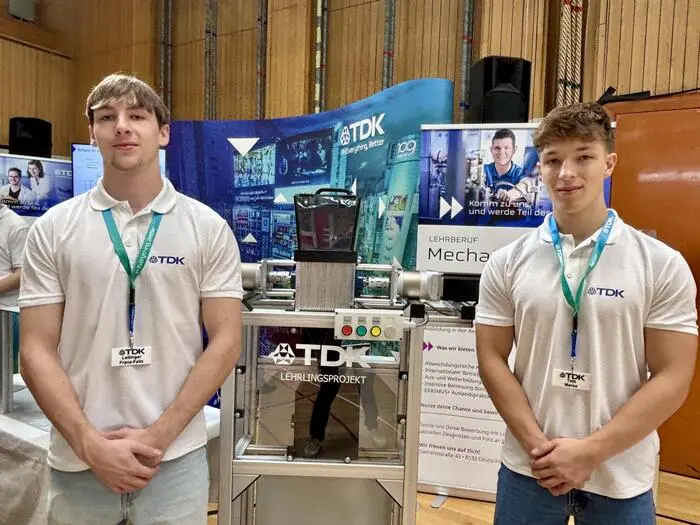 Franz-Felix Leitinger und Marco Totz zeigen ihr Lehrlingsprojekt bei TDK – eine Recyclingmaschine für 3D-Druck-Material