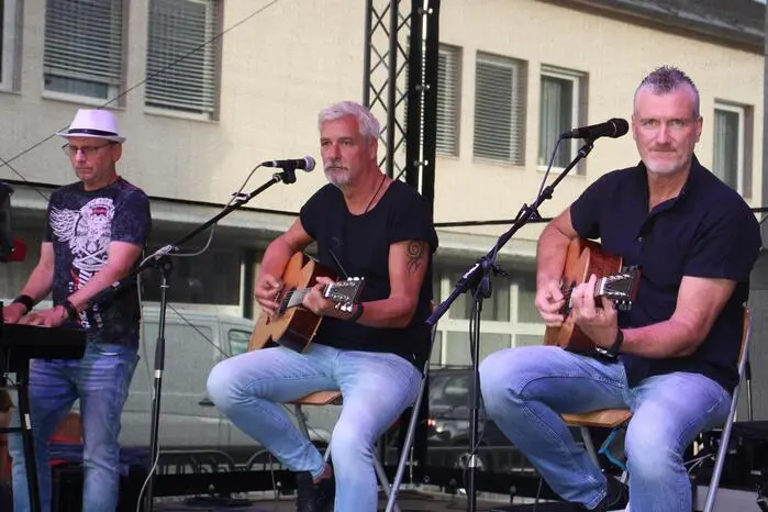 Im Rahmen der Voitsberger Sommer Open Airs „Treffpunkt Michaeliplatz“ präsentierten Thomas, Manfred, Harry und Peter von der Gruppe „Grodaus & de Zwa“ einen Querschnitt des guten alten Austropop der wilden 70er und 80er des vorigen Jahrhunderts. 