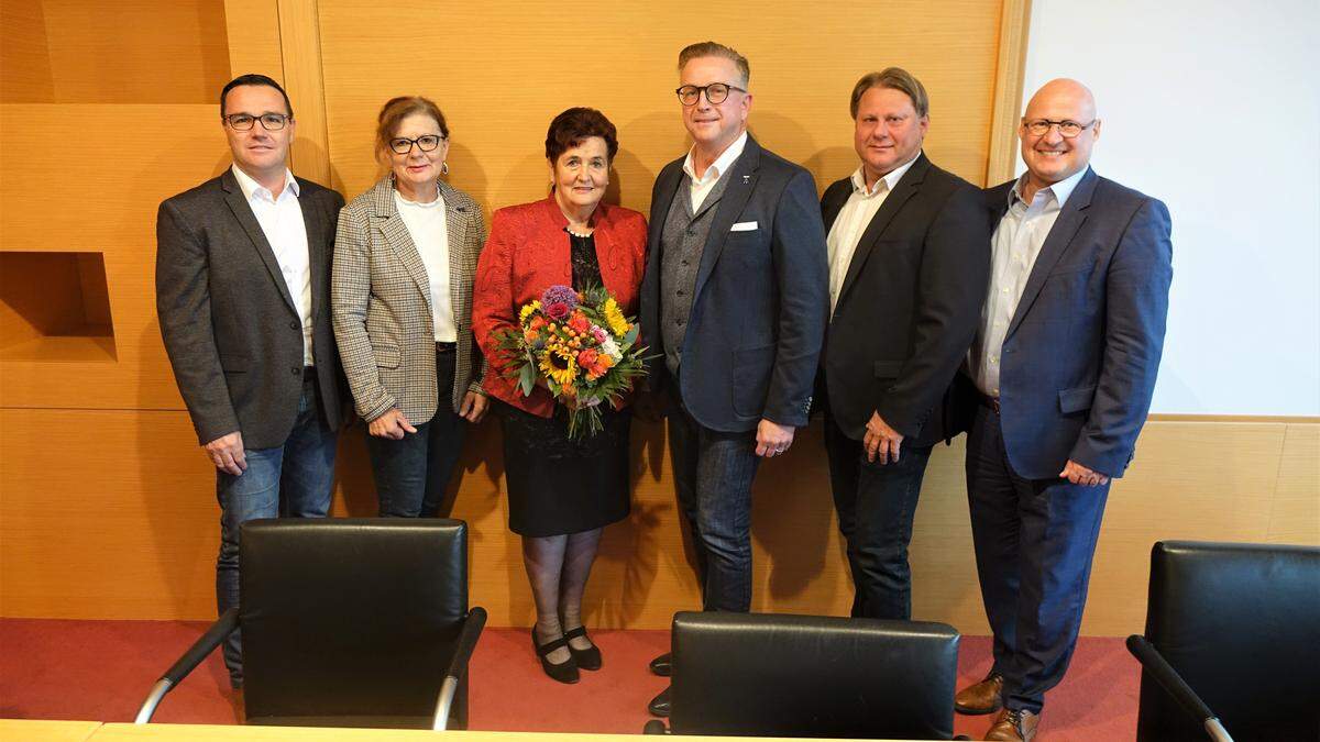 Anna Penz (Mitte) wurde als neues Gemeinderatsmitglied angelobt