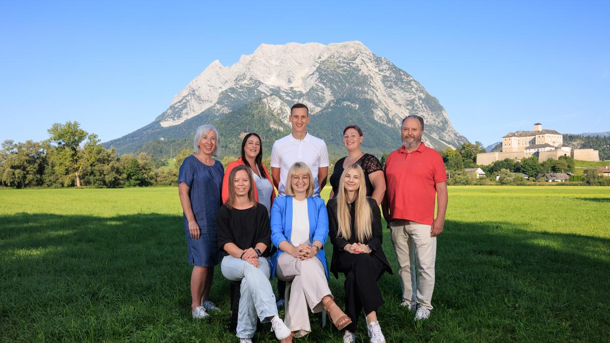 Das Team der Kleinen Zeitung Liezen vor dem Grimming mit Schloss Trautenfels. 