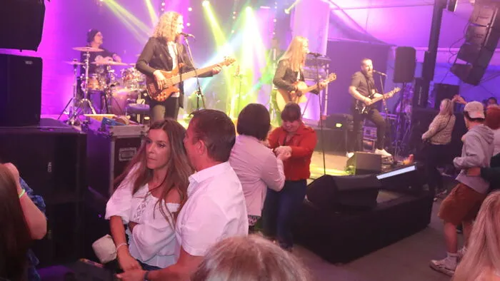 Die bekannte Unterhaltungsband Meilenstein brachte auch an diesem Abend mit Hits wie "Maria" oder "Christin" wieder viele Gäste zum Mitsingen und zum Tanzen.