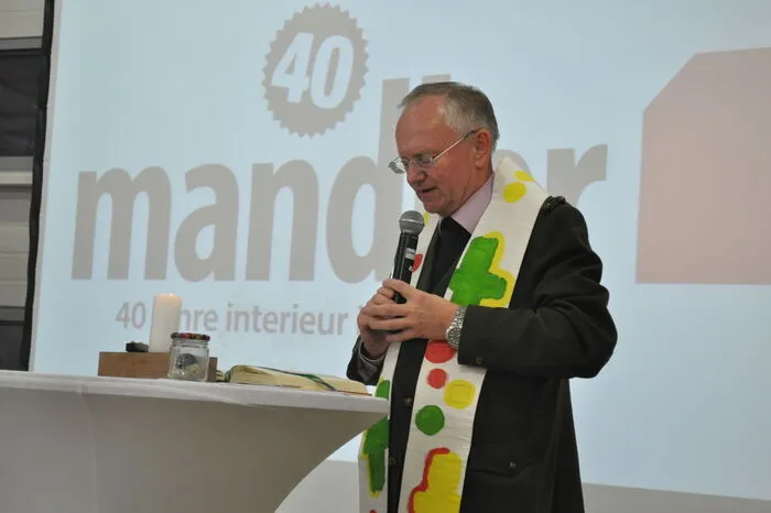Dechant Harald Truskaller segnete im Zuge dessen die jüngste Hallenerweiterung des Betriebs.