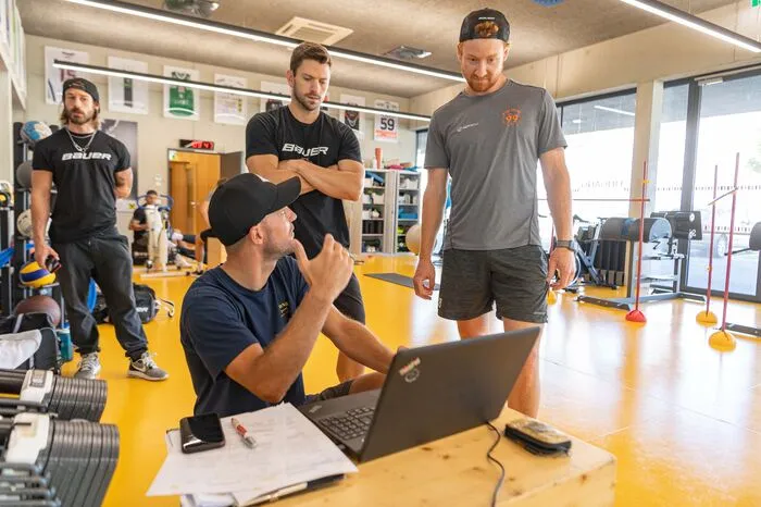Ben Pesendorfer mit den Spielern bei der ersten Besprechung und Analyse der Daten