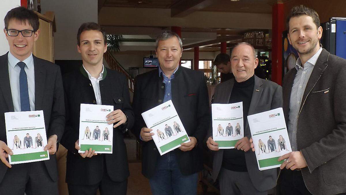 Christian Pieberl (Raiba Gröbming), Martin Neubauer (WIFI), Erich Wolff (WIFI), Helmut Blaser und Herbert Wieser von der Wirtschaftskammer (v. l.) präsentierten gestern in Gröbming die Lehrlingsakademie	