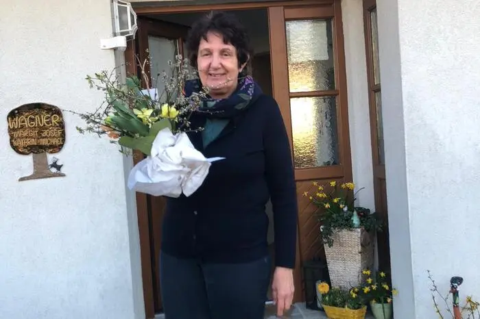 Margit Wagner aus Gleisdorf mit ihrem Blumenstrauß.