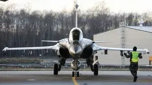 A Rafale B standard F4 fighter jet of France's air force is guided to its parking place as part of NATO's Enhanced Air Policing (eAP) mission in the Baltic States, on Dezember 17, 2024 at Siauliai airbase in Lithuania. (Photo by Petras Malukas / AFP)