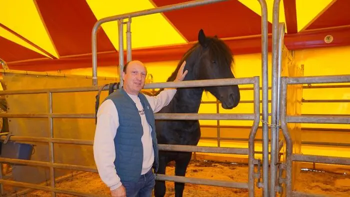 Zirkusdirektor Mike Reinhard ist seit 31 Jahren mit seinem Circus Aros ausschließlich in Österreich unterwegs