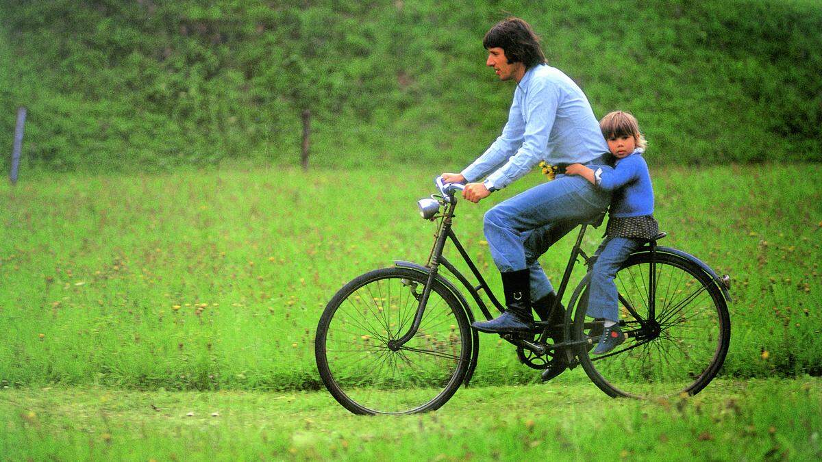 Jenny Jürgens im Alter von zirka vier Jahren: „Ich bin mit Papa durch eine Löwenzahnwiese geradelt.“ 