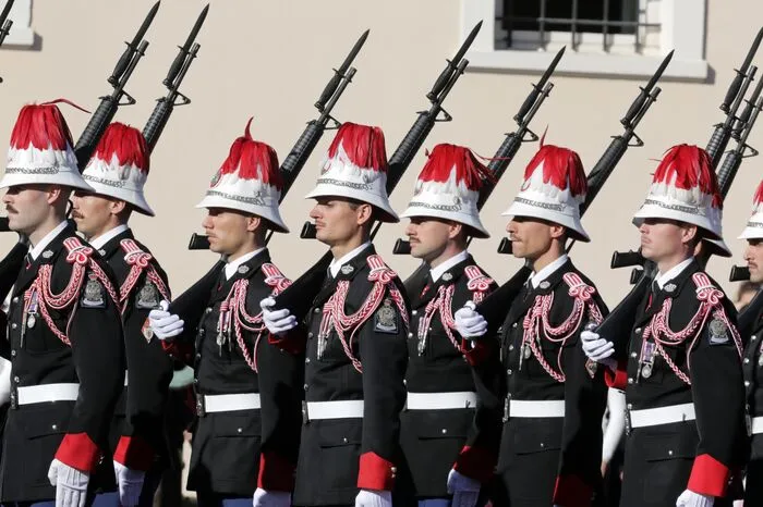 Die örtliche Zeitung "Monaco Matin" berichtete, dass dies eine Hommage zum 200-jährigen Jubiläum der Carabiniers du Prince sei, der Leibgarde der Fürsten des Zwergstaats an der Cote d'Azur.