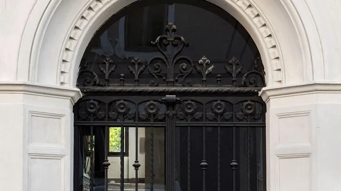 Das imposante Portal des renovierten Hauses.