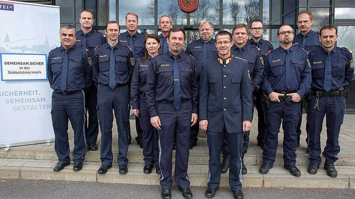 Die Sicherheitsbeauftragten Josef Gsöls, Michael Prutsch, Bettina Sommer, Josef Graßmugg, Wolfgang Palz, Harald Sampt, Markus Nekrep, Reinhold Kaufmann, Ferdinand Strein, Wolfgang Remta, Christian Stöckler (in Vertretung für Manfred Platzer) und Johann Rauch mit Johannes Wonisch und Herbert Karner.