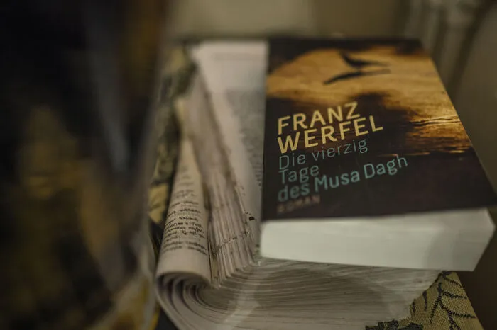 ... und begann in Abschiebehaft Franz Werfel zu lesen.