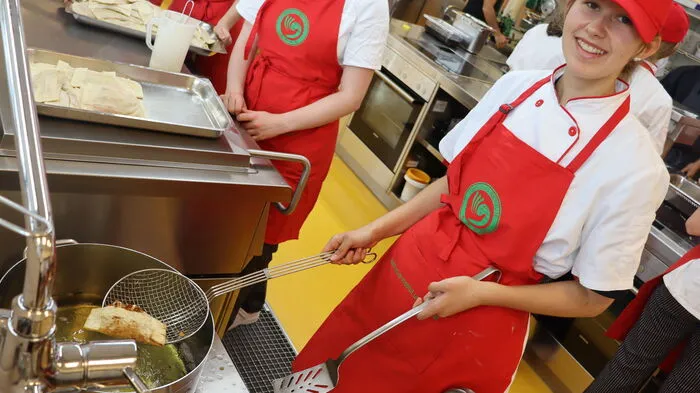 Die Schülerinnen und Schüler kümmerten sich nicht nur um das Rollen der Frühlingsrollen.