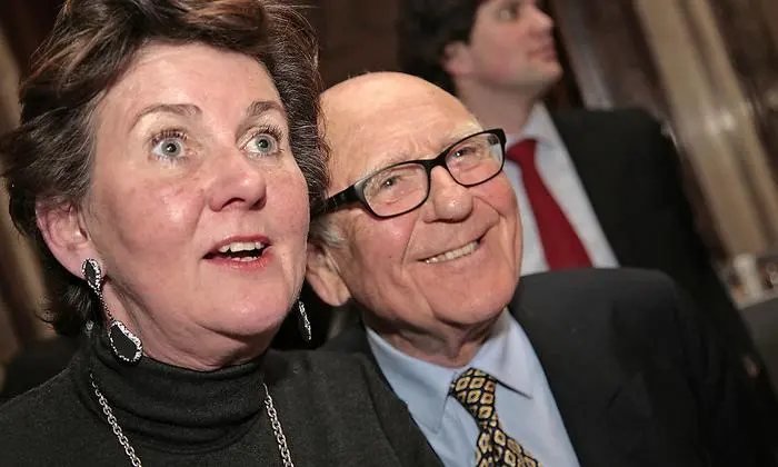 Tochter und Tochter: Rabl-Stadler mit Gerd Bacher bei einer Ehrung in Wien