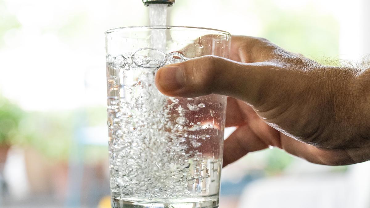 In Klagenfurt wird derzeit abgeraten das Wasser aus der Leitung wegen einer Verunreinigung mit Fäkalbakterien zu trinken.