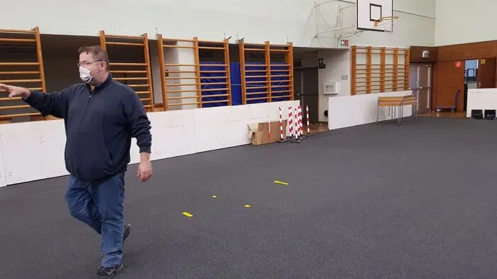 In der Sporthalle Voitsberg laufen die Arbeiten zum Aufbau der ersten Corona-Teststraße.