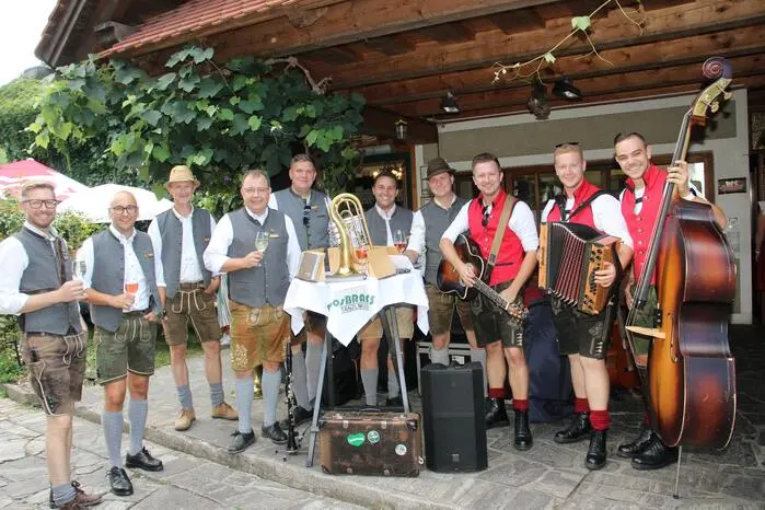 Für beste Stimmung beim Frühschoppen sorgten die Gruppen Ligist 3 und MoosBrass aus Mooskirchen mit schwungvollen Melodien, uriger Volksmusik und Blasmusik vom Feinsten