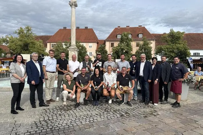 Gemeinsam mit dem Stadtmarketing-Duo Barbara Wagner und Markus Jahn eröffneten die beiden Vizebürgermeister Roland Gogg und NRAbg. Christian Schandor das Fürstenfelder Weinkulinarium.