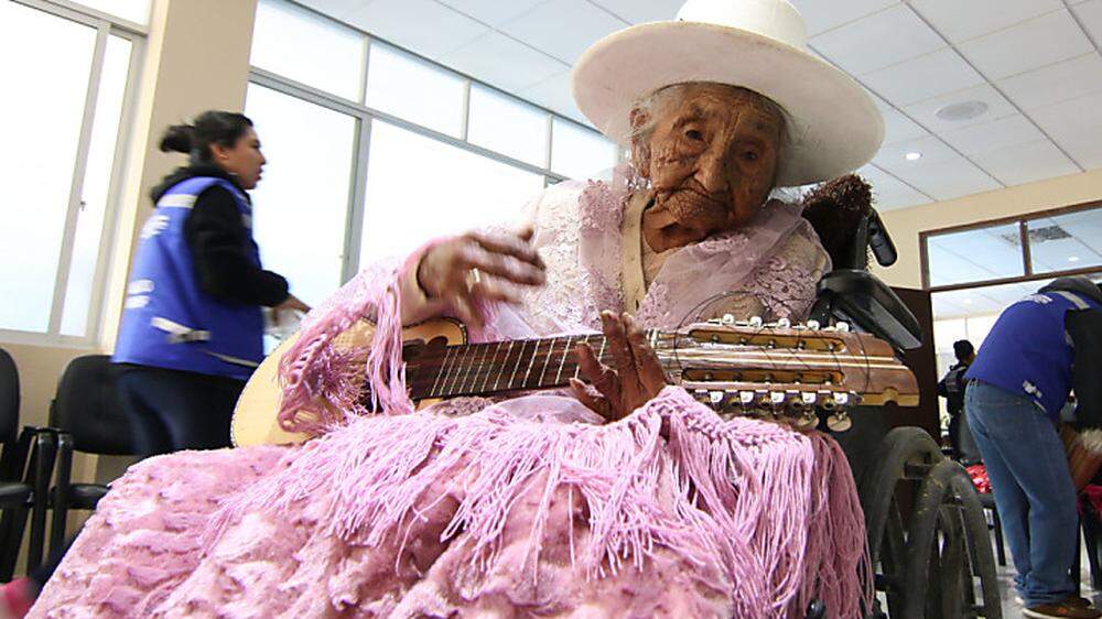 Zur Feier des Tages spielte die 118-Jährige auf dem Charango, einem kleinen Zupfinstrument