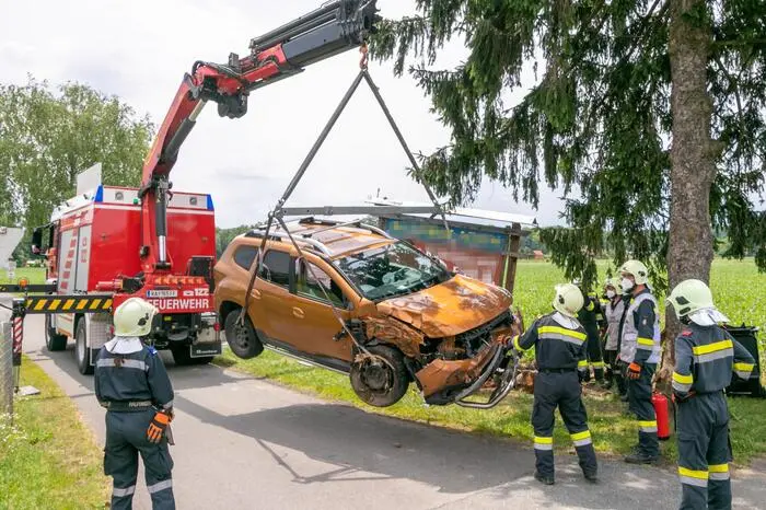 ittels Kran und Hebetraverse des Schweren Rüstfahrzeuges wurden die Unfallfahrzeuge geborgen.